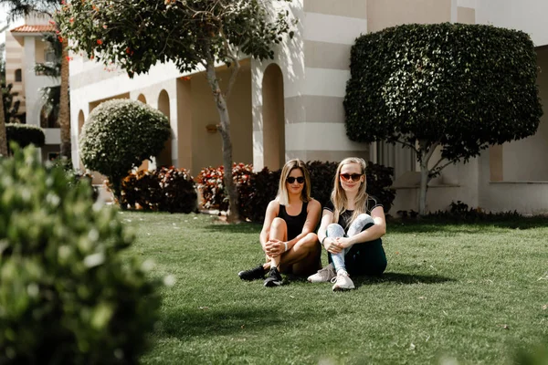 Dos Atletas Mejores Amigos Dos Mejores Novias Uniformes Deportivos Gafas — Foto de Stock