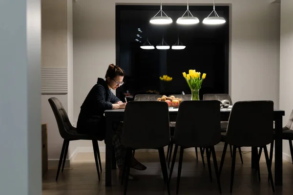 Mujer Albornoz Sienta Una Mesa Por Noche Escribe Cuaderno Ama — Foto de Stock