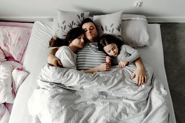 Dotter Med Föräldrar Sängen Pappa Kysser Försiktigt Sin Fru Och — Stockfoto