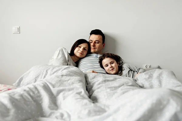 Porträtt Ung Familj Sängen Lycklig Far Och Mor Ligga Med — Stockfoto