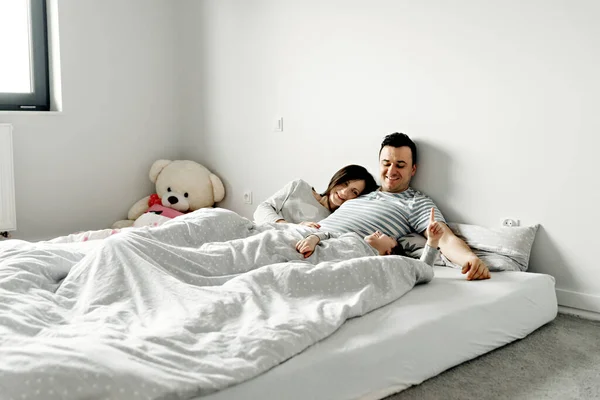 Retrato Una Familia Joven Cama Feliz Padre Madre Acuestan Con —  Fotos de Stock