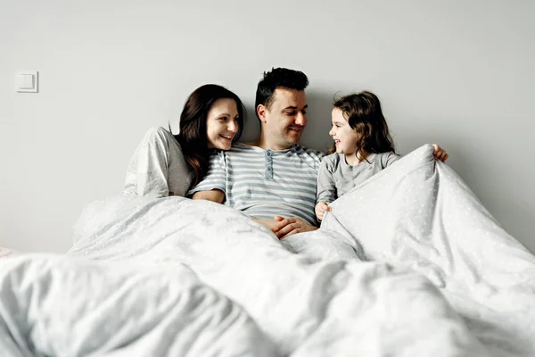 Porträtt Ung Familj Sängen Lycklig Far Och Mor Ligga Med — Stockfoto