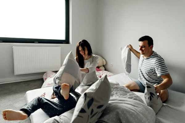 Gente Famiglia Concetto Mattina Bambino Felice Con Genitori Che Hanno — Foto Stock