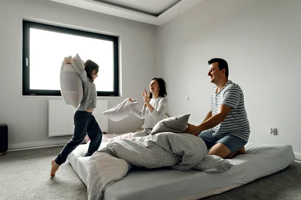 Personas Familia Concepto Mañana Niño Feliz Con Los Padres Teniendo — Foto de Stock