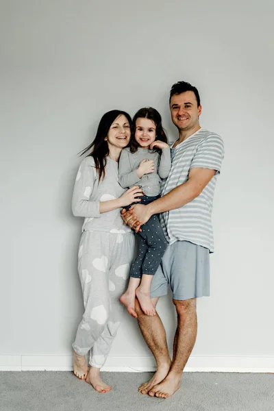 Retrato Uma Família Feliz Pela Manhã Família Pijama Foto Família — Fotografia de Stock