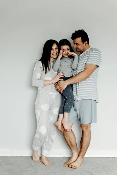 Retrato Uma Família Feliz Pela Manhã Família Pijama Foto Família — Fotografia de Stock