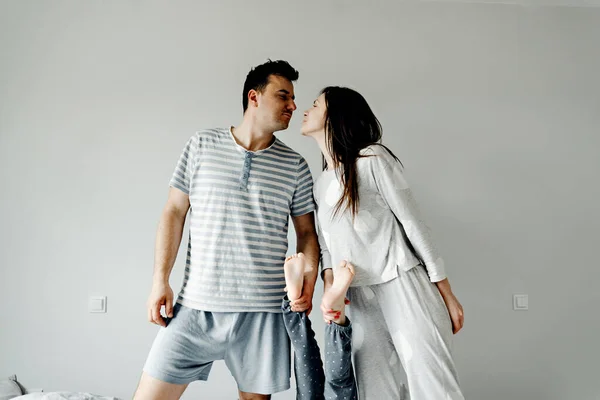 Porträtt Lycklig Familj Morgonen Familj Pyjamas Familjefoto Lycklig Ung Familj — Stockfoto