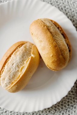 Tabakta ekmek, fast food 'a hazırlanmak için ekmek, tereyağı için sandviç, fast food yağı masadaki mutfak gereçlerinde yatıyor.