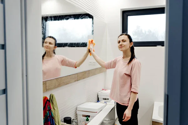 Ama Casa Joven Lava Espejo Con Detergente Mujer Feliz Espejo — Foto de Stock