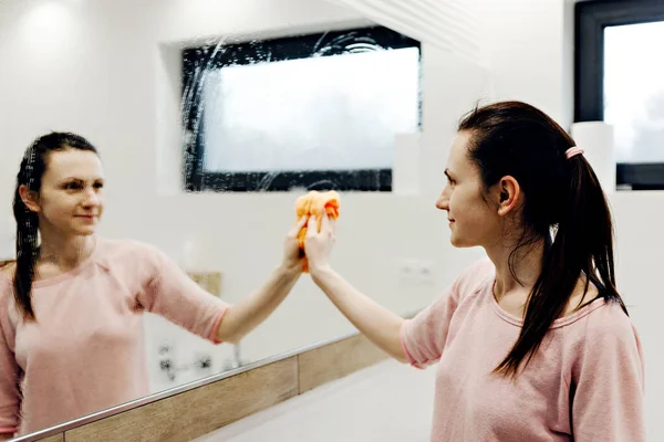 Ama Casa Joven Lava Espejo Con Detergente Mujer Feliz Espejo — Foto de Stock