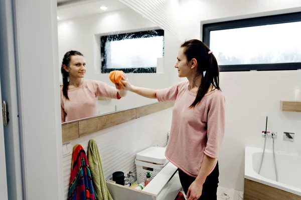 Ama Casa Joven Lava Espejo Con Detergente Mujer Feliz Espejo — Foto de Stock