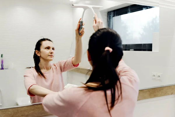 Ama Casa Joven Lava Espejo Con Detergente Mujer Feliz Espejo — Foto de Stock