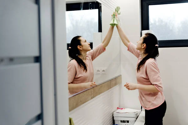 Ama Casa Joven Lava Espejo Con Detergente Mujer Feliz Espejo — Foto de Stock