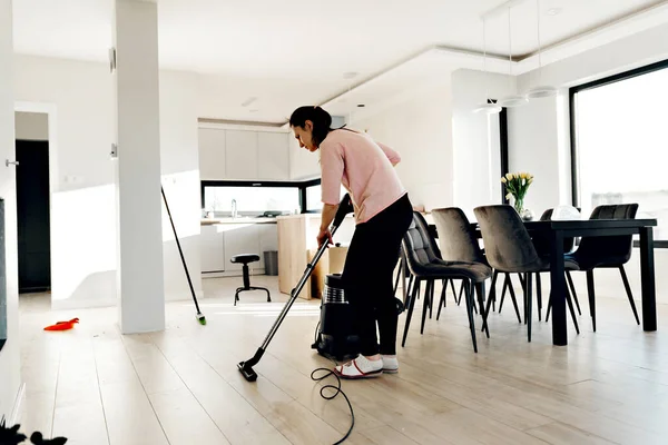 Menina Aspirando Mulher Espanca Limpa Bagunça Casa Limpador Limpeza Liquidação — Fotografia de Stock