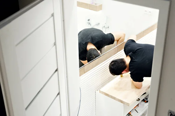 Homem Perfura Buraco Lavatório Banheiro Trabalhos Reparação Casa Banho Perfurador — Fotografia de Stock