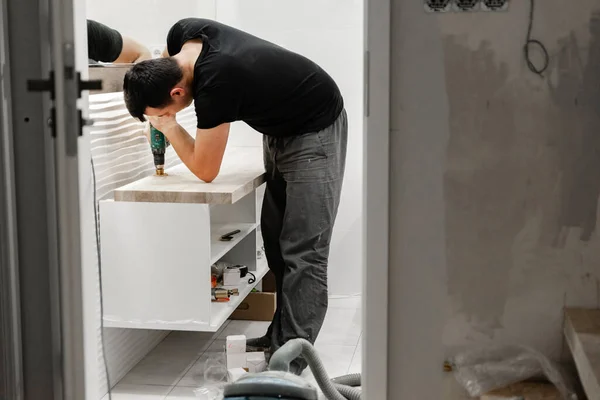 Homem Perfura Buraco Lavatório Banheiro Trabalhos Reparação Casa Banho Perfurador — Fotografia de Stock