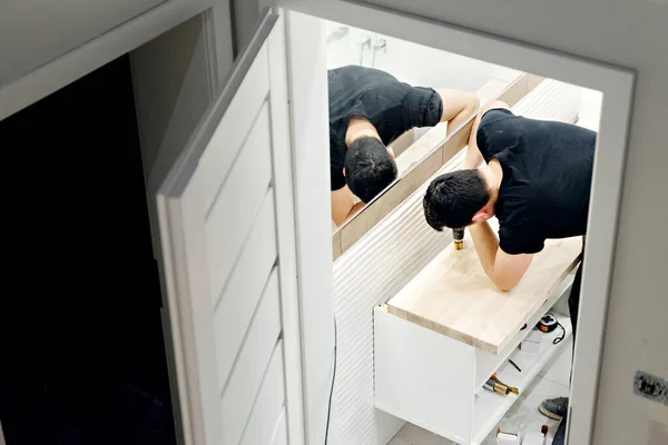 Homme Perce Trou Lavabo Dans Salle Bain Travaux Réparation Domicile — Photo