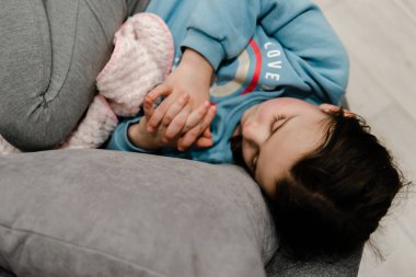 Uyuyan kız, battaniyeyle kaplı uyuyan küçük kız, sandalyede uyuyan küçük kız, sağlıklı uyku, battaniyeyle örtülü güzel kız.