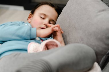 Uyuyan kız, battaniyeyle kaplı uyuyan küçük kız, sandalyede uyuyan küçük kız, sağlıklı uyku, battaniyeyle örtülü güzel kız.