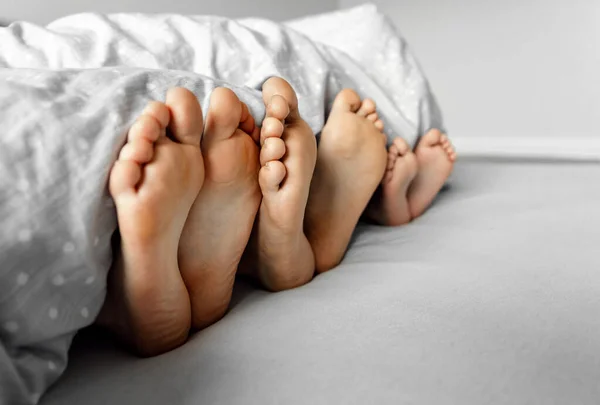 Une Jeune Famille Une Famille Réveille Matin Pieds Sur Lit — Photo