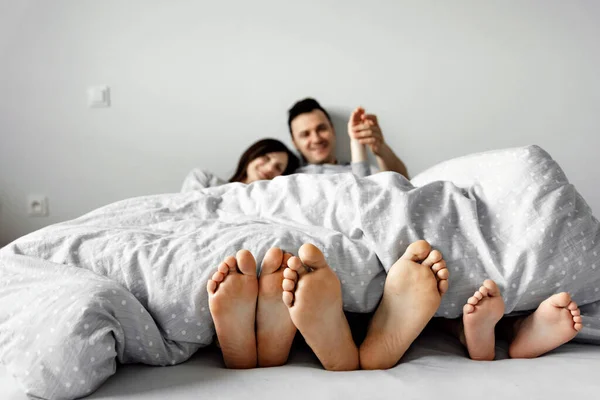 Una Giovane Famiglia Una Famiglia Sveglia Mattina Piedi Sul Letto — Foto Stock