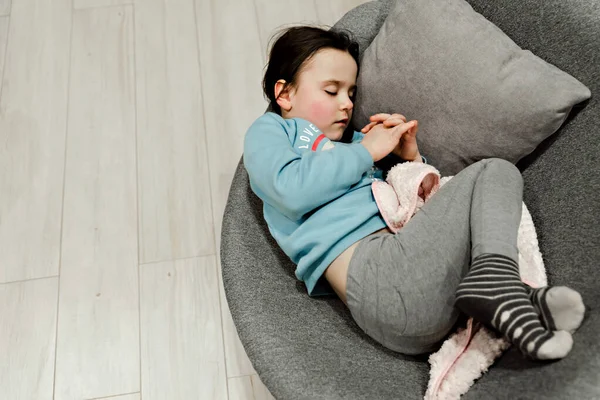 Uyuyan kız, battaniyeyle kaplı uyuyan küçük kız, sandalyede uyuyan küçük kız, sağlıklı uyku, battaniyeyle örtülü güzel kız.