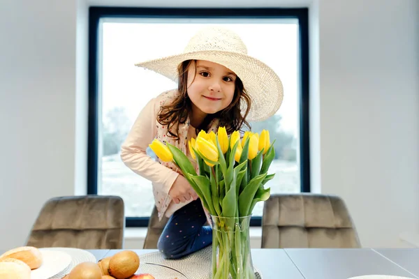 Menina Chapéu Panamá Alegra Com Buquê Flores Tulipas Amarelas Sobre — Fotografia de Stock