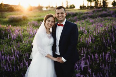  Gelin ve damat nikahtan sonra, düğün günü, gün batımında damat, mutlu çift dışarıda düğünlerini kutluyor, muhteşem bir düğün çifti, güzel gelin ve şık damat