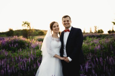  Gelin ve damat nikahtan sonra, düğün günü, gün batımında damat, mutlu çift dışarıda düğünlerini kutluyor, muhteşem bir düğün çifti, güzel gelin ve şık damat