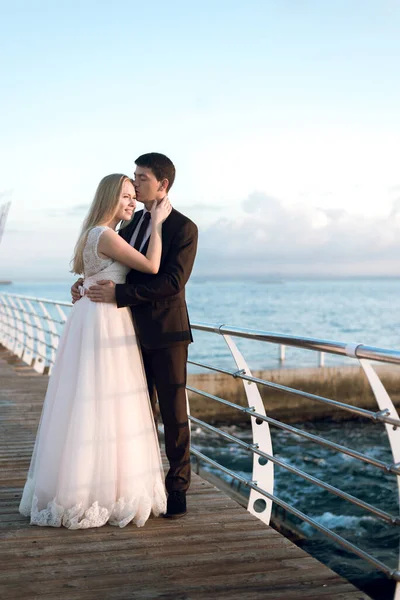 Porträt Des Brautpaares Brautpaar Auf Dem Hintergrund Des Meeres Glückliches — Stockfoto