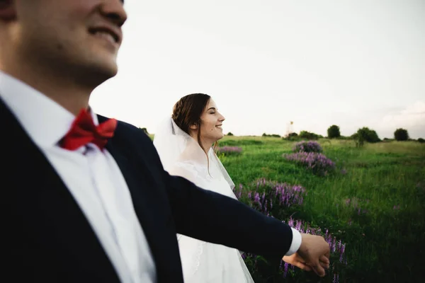 Vőlegény Előtérben Menyasszony Vőlegény Ölelés Napnyugtakor Boldog Menyasszony Vőlegény Mosoly — Stock Fotó