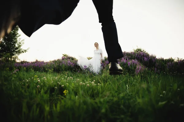 Sposo Salta Davanti Alla Sposa Sposo Salta Davanti Alla Sposa — Foto Stock