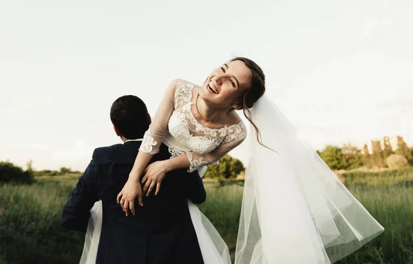 Boldog Vőlegény Felneveli Menyasszonyt Nyári Parkban Férfi Felnevelte Megölelte Nőt — Stock Fotó