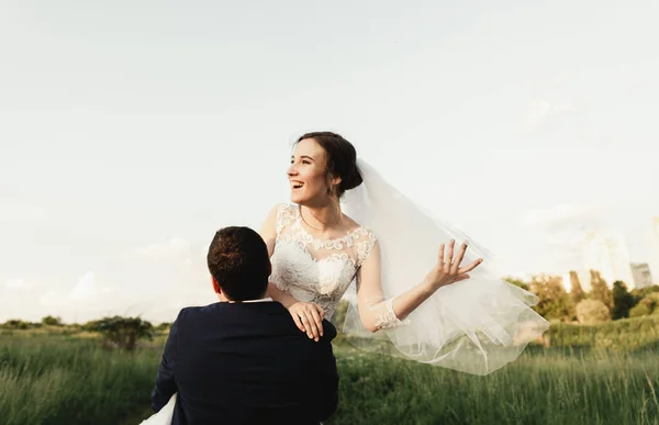 Glad Brudgum Uppfostrar Bruden Sommarparken Man Upp Och Krama Kvinna — Stockfoto