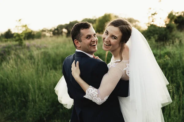 Heureux Marié Élève Mariée Dans Parc Été Homme Soulevé Embrasser — Photo