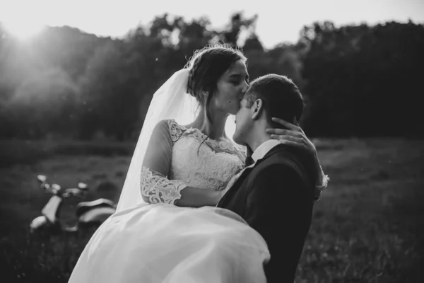 Noivo Feliz Cria Noiva Parque Verão Homem Levantado Abraçar Mulher — Fotografia de Stock