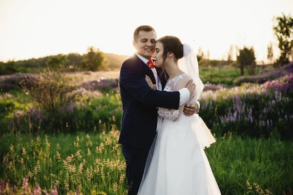 Nevěsta Ženich Objímání Při Západu Slunce Šťastná Nevěsta Ženich Smajlík — Stock fotografie