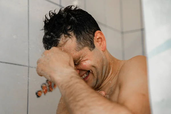 シャワーを浴びてる若い男シャワーを浴びてる白人男性の体に気をつけて 衛生概念 — ストック写真