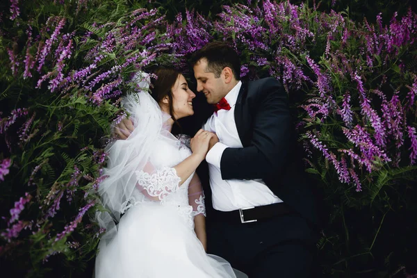 Casal Pôr Sol Vestido Noiva Mentira Grama Com Flores Lipino — Fotografia de Stock
