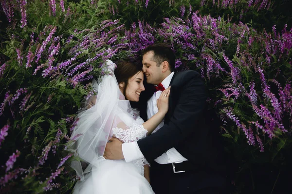 Couple Coucher Soleil Dans Une Robe Mariée Trouvent Sur Herbe — Photo