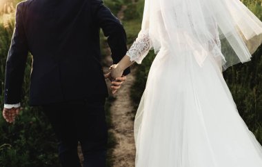 Gelin ve damat gün batımında çayırda koşuyorlar. Birbirlerine aşık çiftler el ele tutuşup tarlada koşuyorlar. Damat ve gelin çerçeveye bakarken etrafa bakıp gülüyorlar.