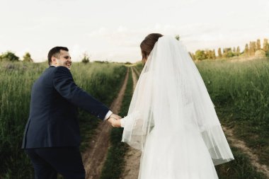 Gelin ve damat gün batımında çayırda koşuyorlar. Birbirlerine aşık çiftler el ele tutuşup tarlada koşuyorlar. Damat ve gelin çerçeveye bakarken etrafa bakıp gülüyorlar.