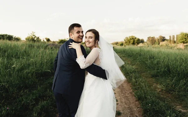 Bruid Bruidegom Rennen Het Veld Bij Zonsondergang Trouwdag Paar Verliefd — Stockfoto