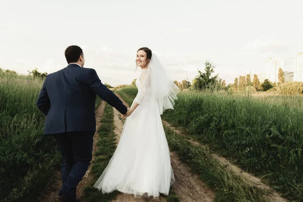 Mariée Marié Courir Travers Champ Coucher Soleil Jour Mariage Couple — Photo