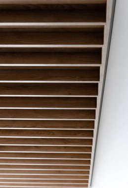 Ahşap tavan arka planı maun, ekolojik arka plan doğal ahşap, panel koyu kahverengiyle kaplanmış.