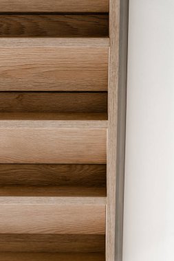 Ahşap tavan arka planı maun, ekolojik arka plan doğal ahşap, panel koyu kahverengiyle kaplanmış.