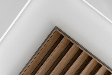 Ahşap tavan arka planı maun, ekolojik arka plan doğal ahşap, panel koyu kahverengiyle kaplanmış.