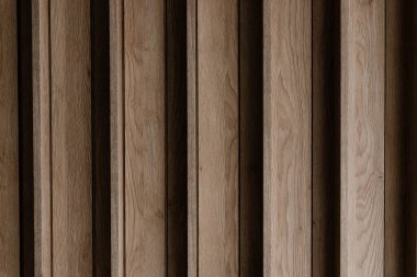 Ahşap tavan arka planı maun, ekolojik arka plan doğal ahşap, panel koyu kahverengiyle kaplanmış.