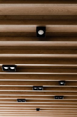 Ahşap panelli yaratıcı tavan, modern ahşap asma tavan, tavanda siyah tavan lambaları, enerji tasarrufu ampulleri