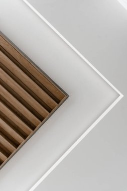 Ahşap panelli yaratıcı tavan, modern ahşap asma tavan, tavanda siyah tavan lambaları, enerji tasarrufu ampulleri